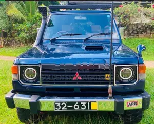 Mitsubishi Pajero MK01 1990