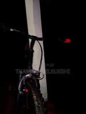 සස්පෙන්ෂන් බයිසිකලය - කළු රතු මාතර