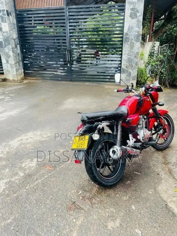 Bajaj V15 2018