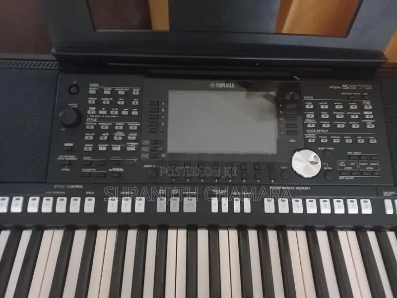 Yamaha PSR S 975 Keyboard with Stand