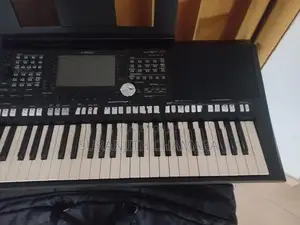 Yamaha PSR S 975 Keyboard with Stand