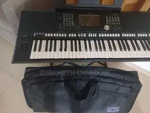 Yamaha PSR S 975 Keyboard with Stand