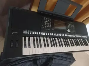 Yamaha PSR S 975 Keyboard with Stand