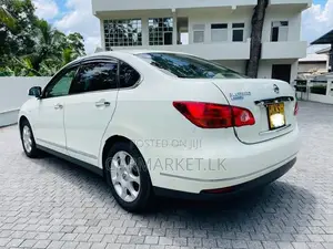 Nissan Bluebird Sphy 2012