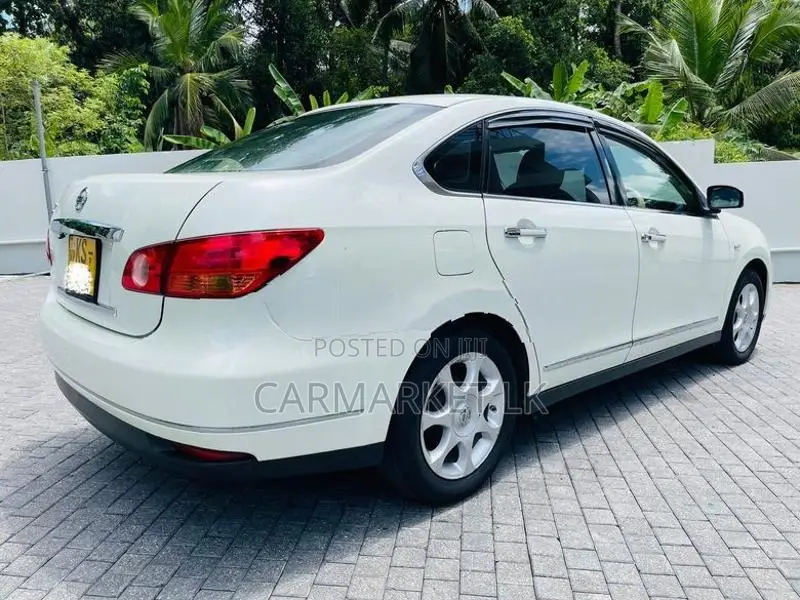 Nissan Bluebird Sphy 2012