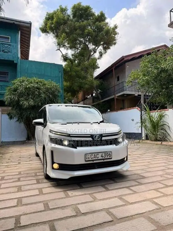 Toyota Voxy 2014