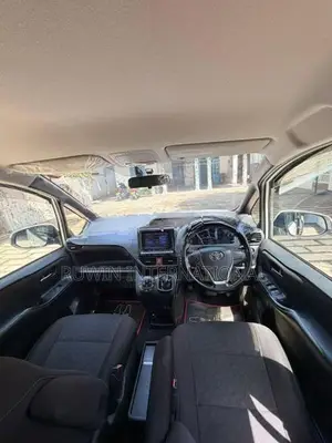 Toyota Voxy 2014