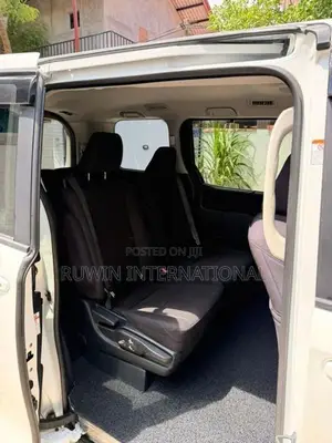 Toyota Voxy 2014