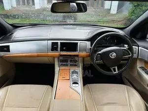 Jaguar XF Turbo 2013