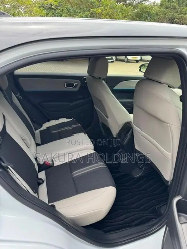 Honda Vezel Z Play Moonroof 2025