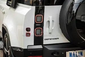 Land Rover Defender P300 X-DYNAMIC 2026