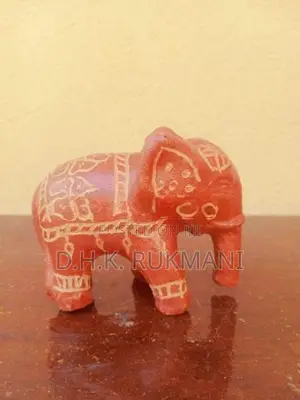 රතු මැටියෙන් කරන ලද අලි