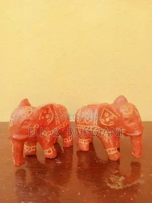 රතු මැටියෙන් කරන ලද අලි