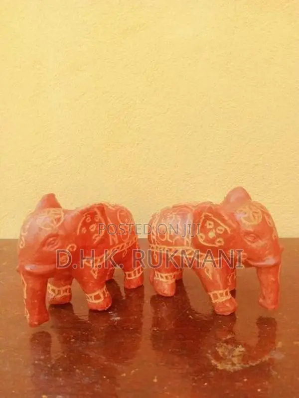 රතු මැටියෙන් කරන ලද අලි