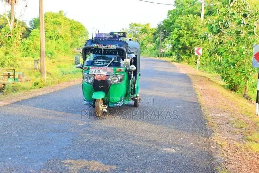 Bajaj RE 2019