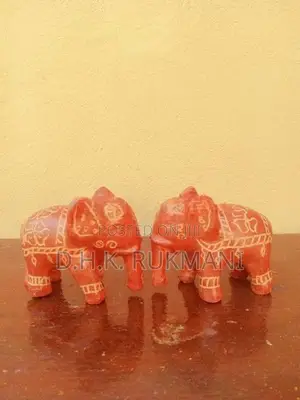 රතු මැටියෙන් කරන ලද අලි