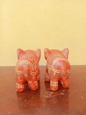 රතු මැටියෙන් කරන ලද අලි