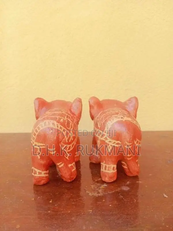 රතු මැටියෙන් කරන ලද අලි