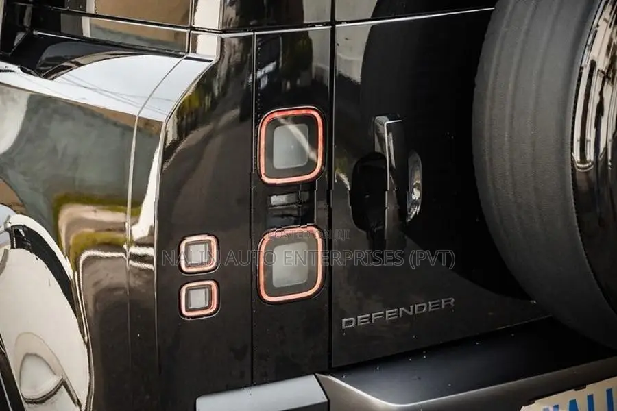 Land Rover Defender P300 X-DYNAMIC 2026