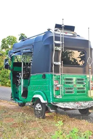 Bajaj RE 2019