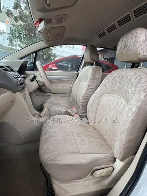 Suzuki Ertiga 07 Seater ( avanza ) 2015