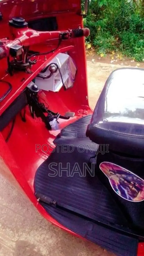 Bajaj RE 2005