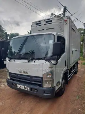 Isuzu NPR85AN 2011