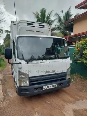 Isuzu NPR85AN 2011