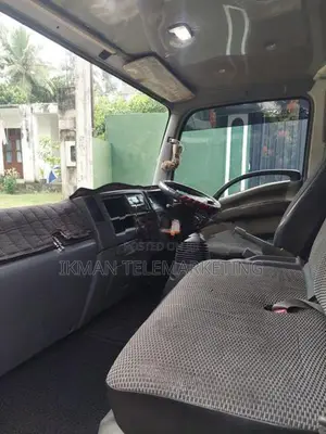 Isuzu NPR85AN 2011