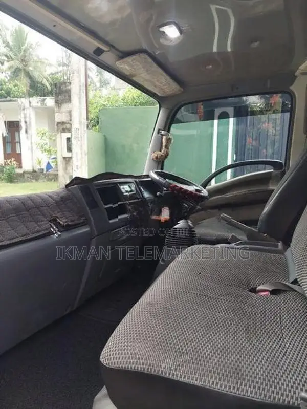 Isuzu NPR85AN 2011