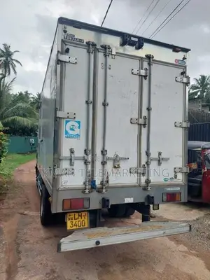 Isuzu NPR85AN 2011