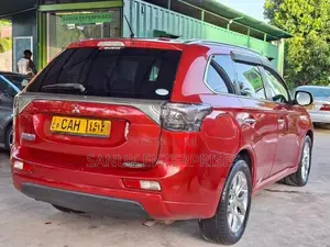 Mitsubishi Outlander PHEV 2015