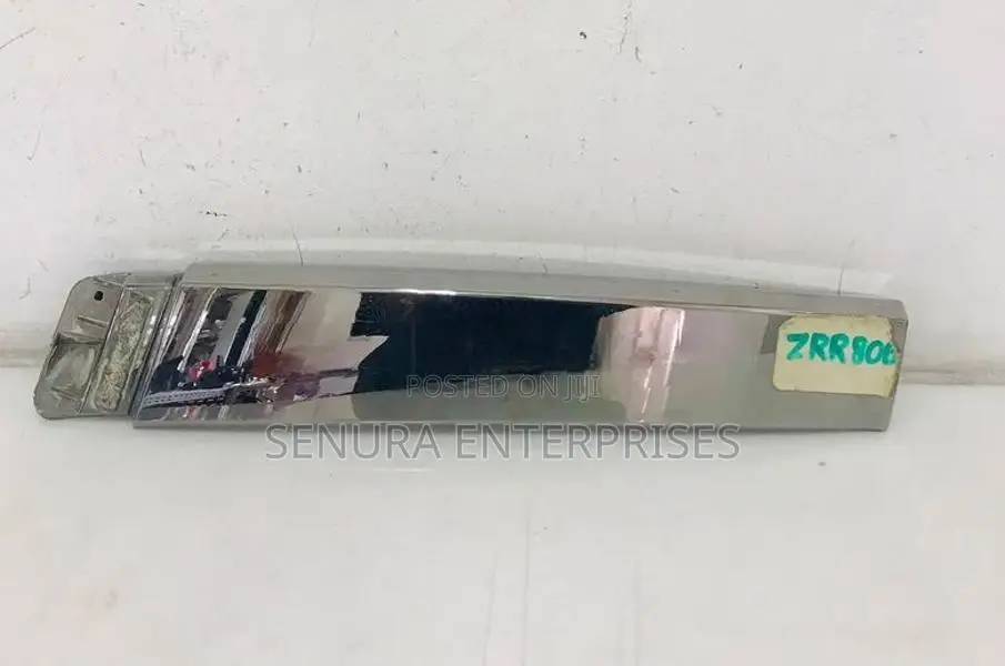 Toyota Esquire ZRR80G Buffer Garnish