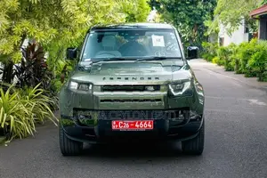 Land Rover Defender X-Dynamic HSE P300e 2026