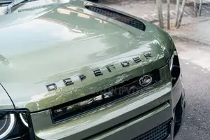 Land Rover Defender X-Dynamic HSE P300e 2026