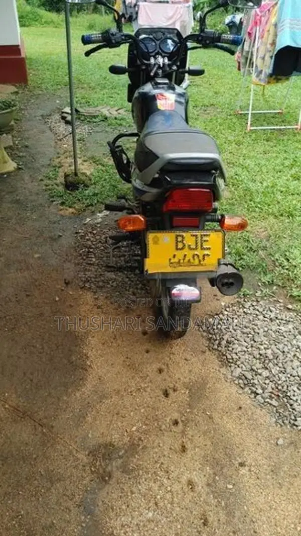 Bajaj CT100 2023