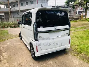 Honda N-Box Custom 2023