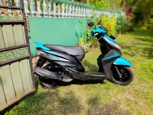 Yamaha RayZR Black Light Blue 2016