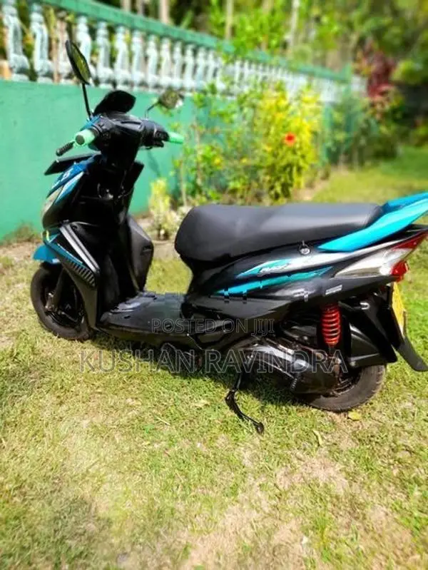 Yamaha RayZR Black Light Blue 2016