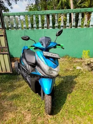 Yamaha RayZR Black Light Blue 2016