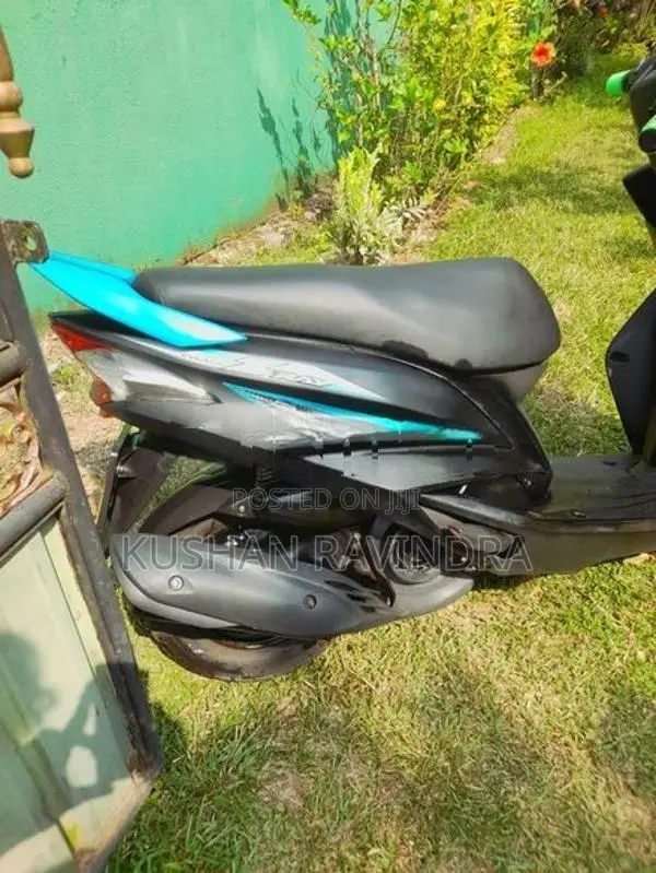 Yamaha RayZR Black Light Blue 2016