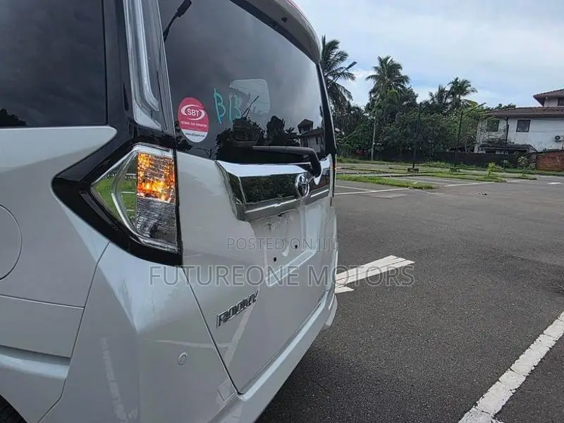 Toyota Roomy Custom GT 2025