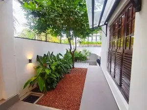 පදිංචිවියට සෑදු ණවමාදිලියේ ළස්සන දෙමහල් නිවසක් විකිනිමට අරලිය උයන