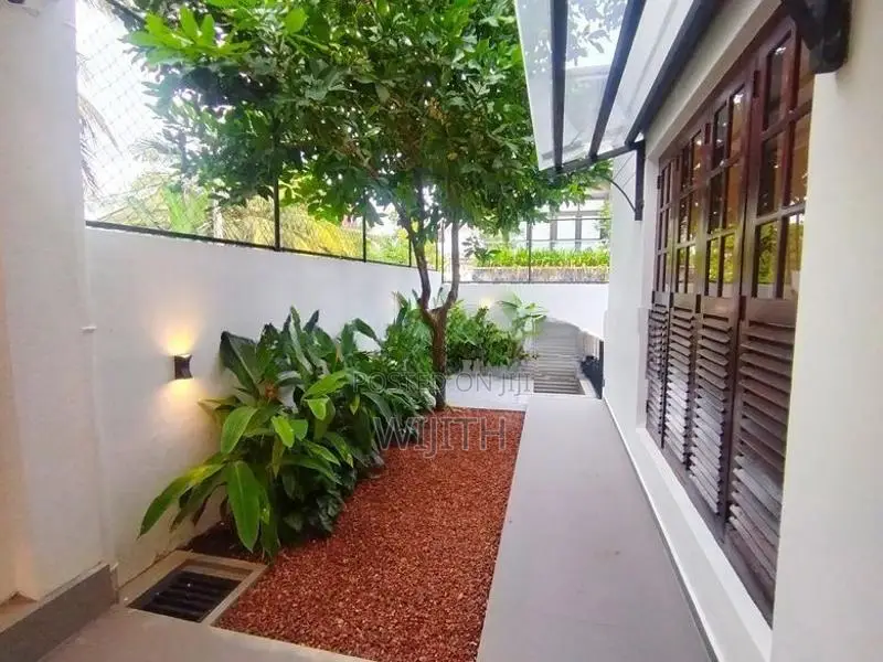 පදිංචිවියට සෑදු ණවමාදිලියේ ළස්සන දෙමහල් නිවසක් විකිනිමට අරලිය උයන