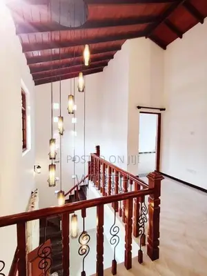ගඩොල්වලින් පදිංචිවියට සෑදු ළස්සන දෙමහල් නිවසක් විකිනිමට පිලියන්දල