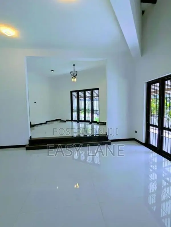 කුරුණෑගල නගරාසන්නව නව නිවසක් දඹුල්ල පාරට ඇවිද යන දුරින්