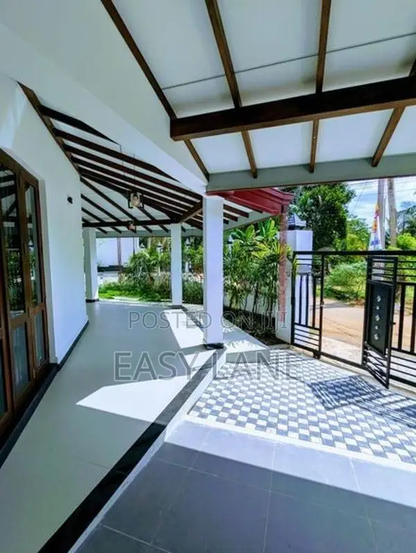 කුරුණෑගල නගරාසන්නව නව නිවසක් දඹුල්ල පාරට ඇවිද යන දුරින්