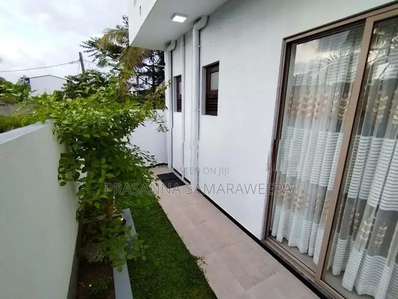 Brand New solid Modern 2 Story House-piliyandala