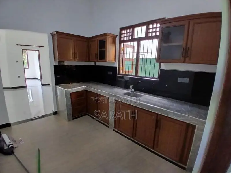 Well Build Brand New House In Athurugiriya