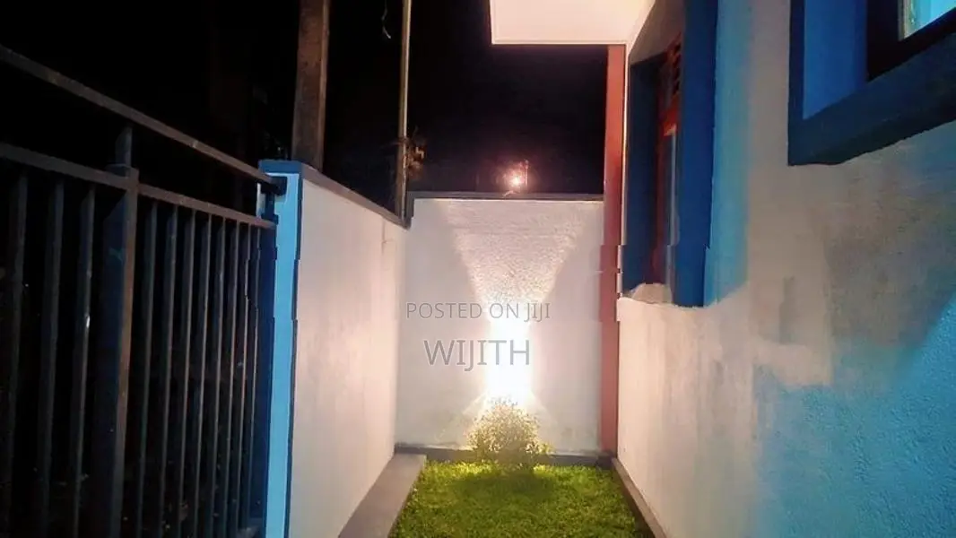 අලුත් ණවමාදිලිවයේ ළස්සන දෙමහල් නිවසක් විකිනිමට කෑස්බෑව පොල්ගස්ඕවිට .